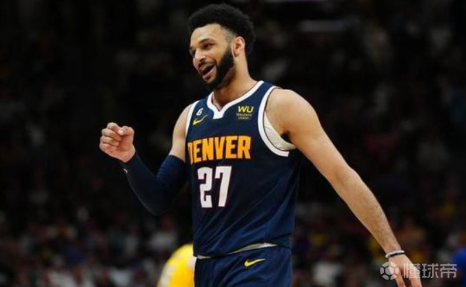 穆雷在雄鹿比赛中重要助攻，出色发挥引发热议！观众掌声雷动