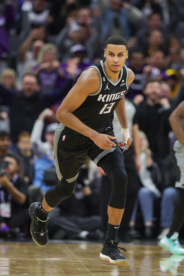 穆雷在雄鹿比赛中重要助攻，出色发挥引发热议！观众掌声雷动